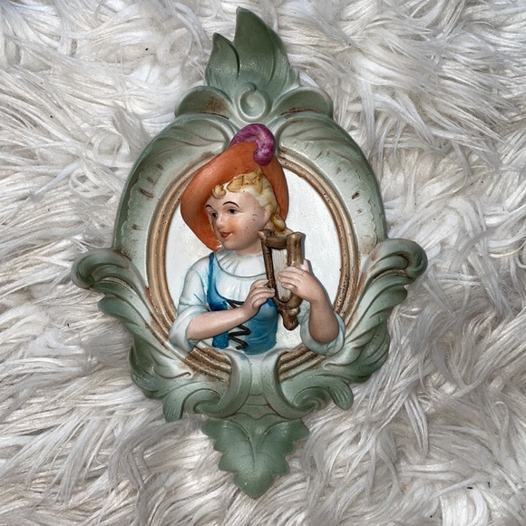 Vintage boy and girl 3D ceramic wall girl plaque - Picture 3 of 10